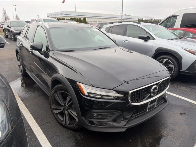 2025 Volvo V60 Cross Country B5 Plus